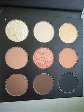 Studio Makeup On-The-Go Eyeshadow Palette - Black with Red Accent